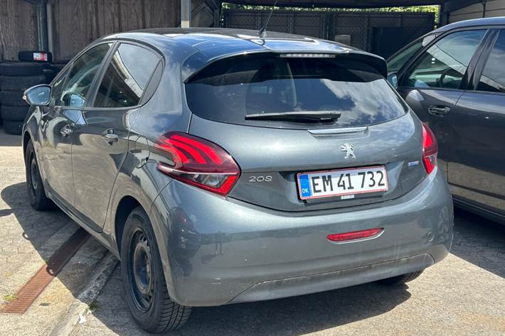 Grå Peugeot 208 fra 2016