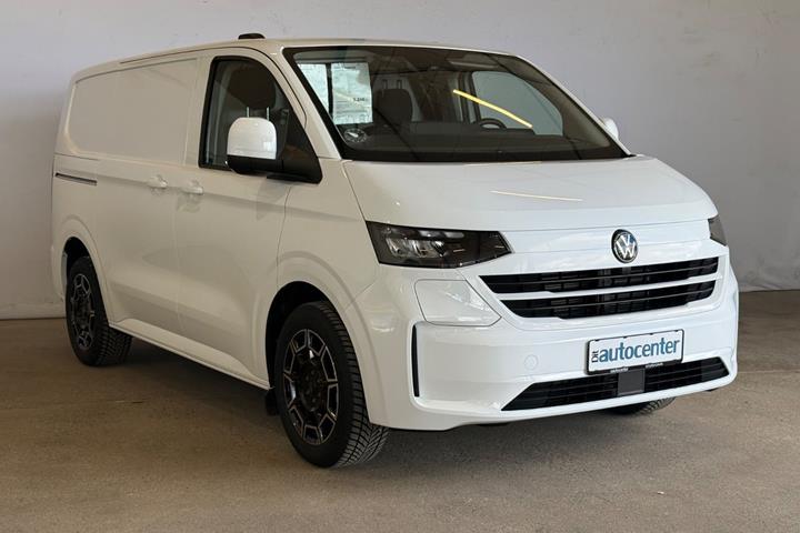 Hvid VW e-Transporter fra 2025 set udefra