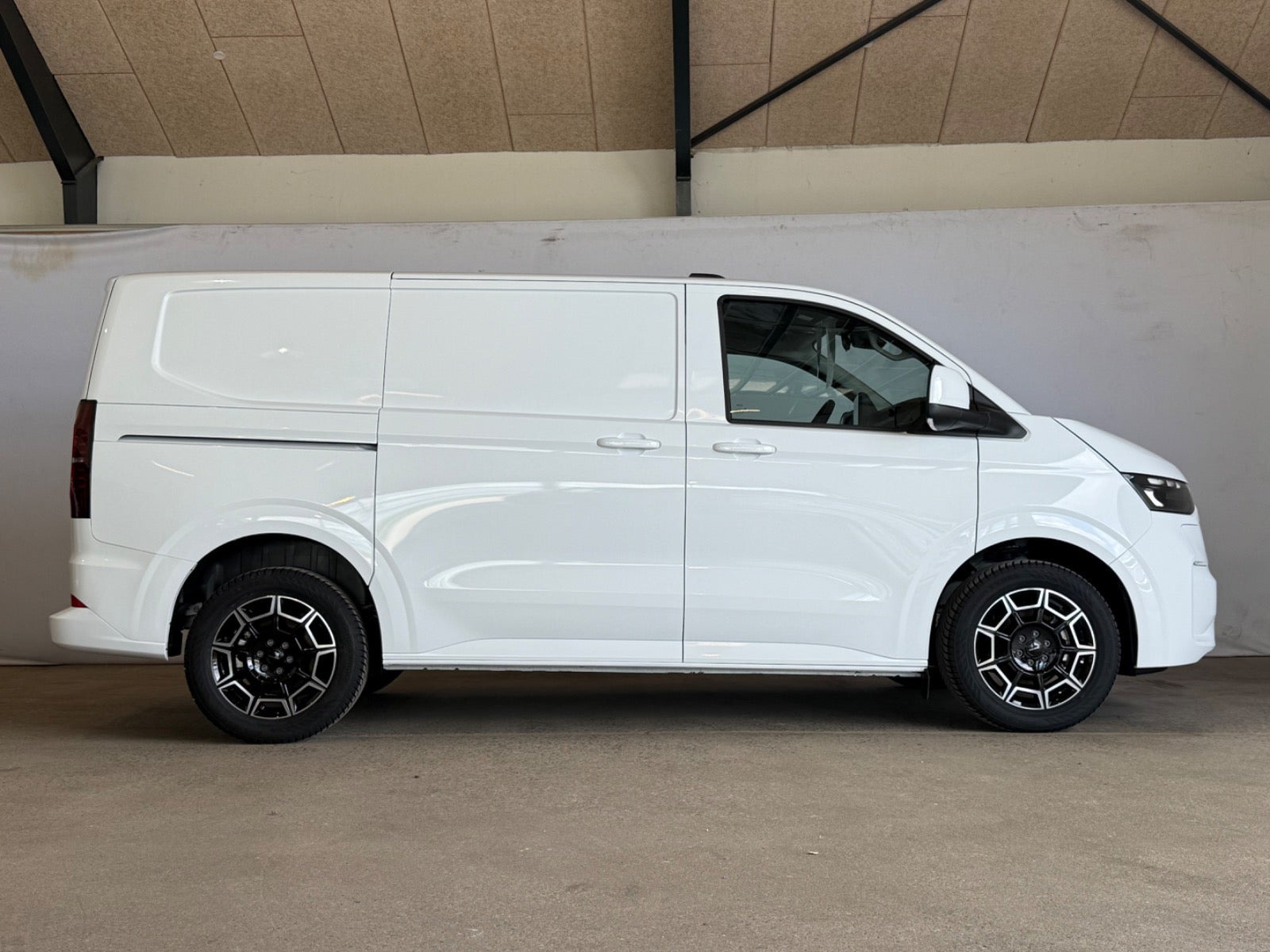 Hvid VW e-Transporter fra 2025