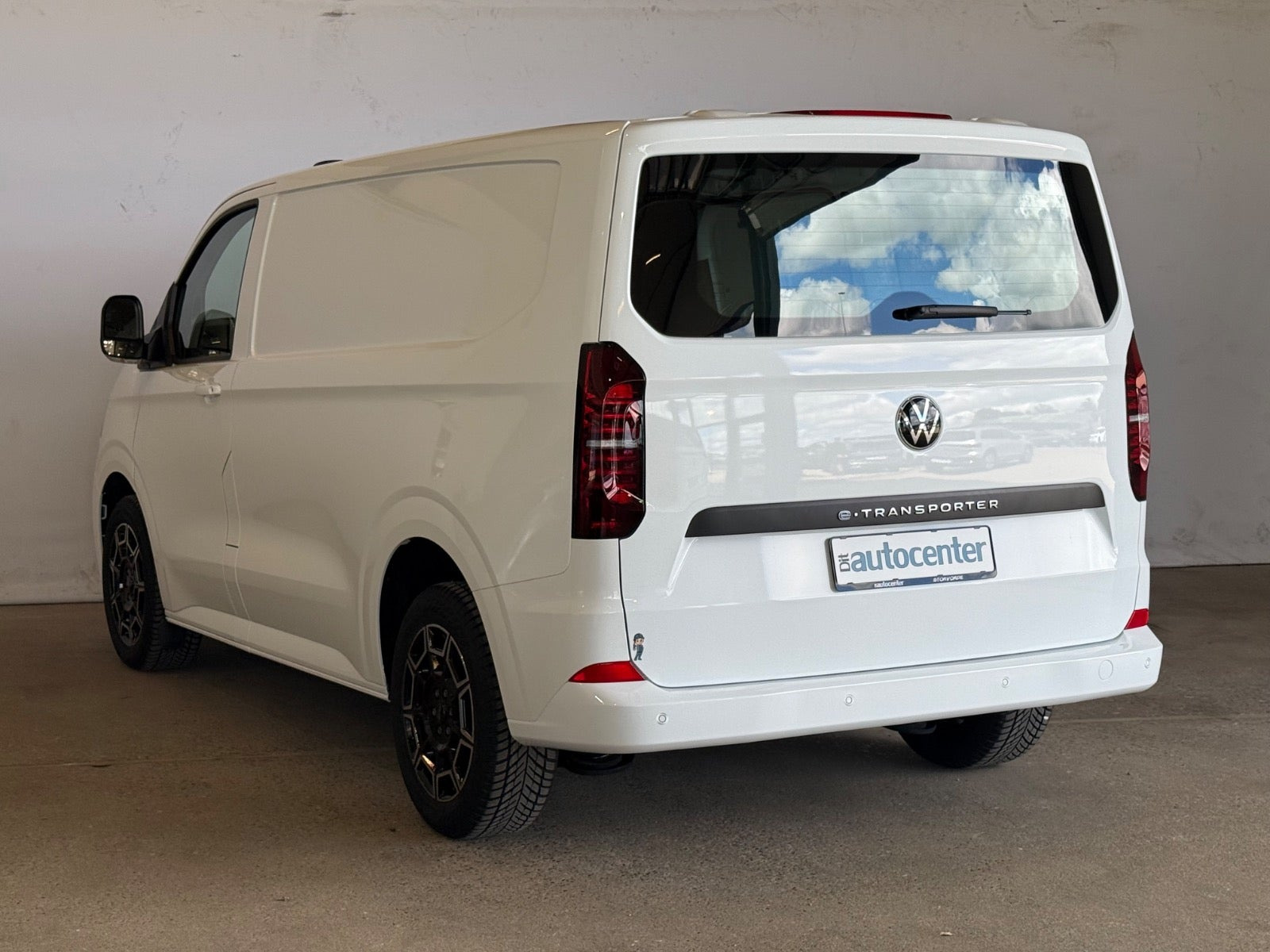 Hvid VW e-Transporter fra 2025