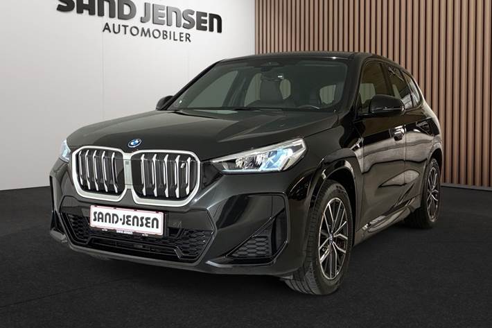 Sort BMW iX1 fra 2023 set udefra