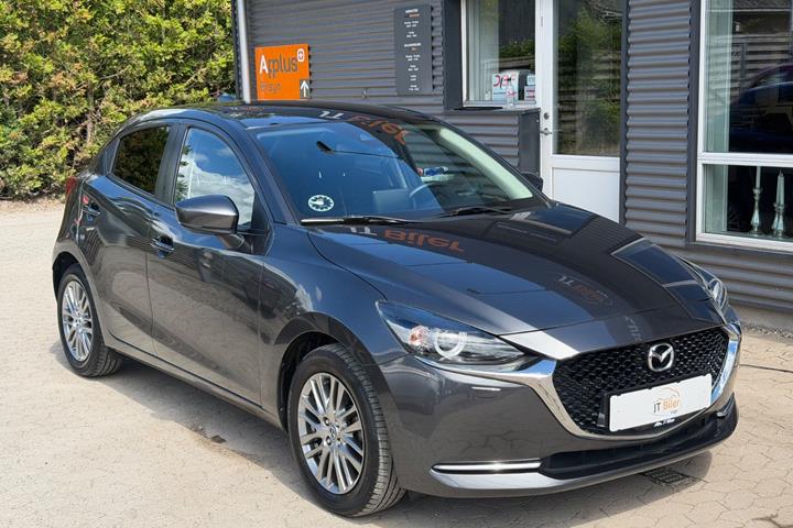 Grå Mazda 2 fra 2022 set udefra