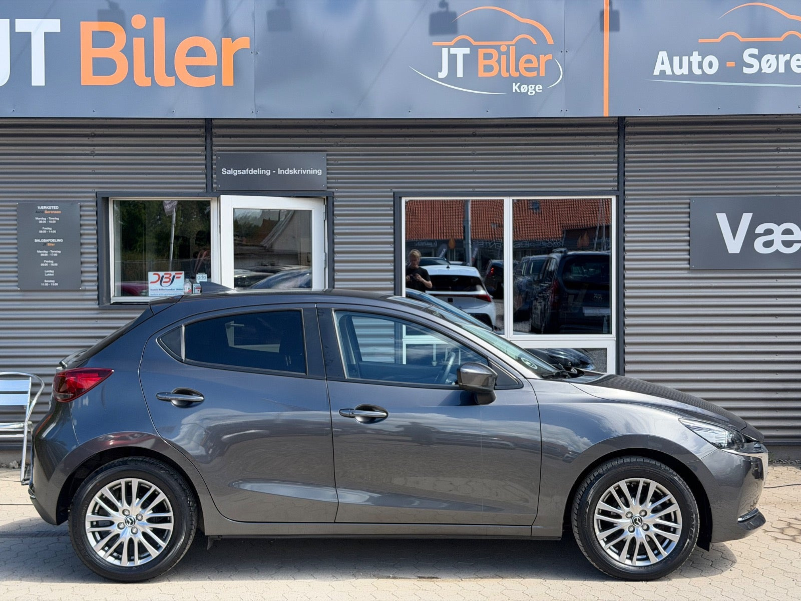 Grå Mazda 2 fra 2022