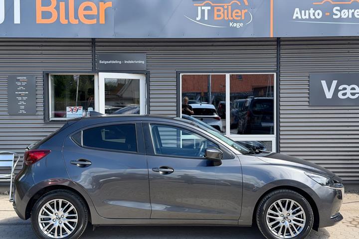 Grå Mazda 2 fra 2022