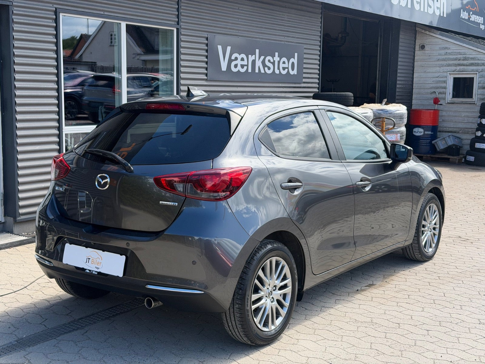 Grå Mazda 2 fra 2022