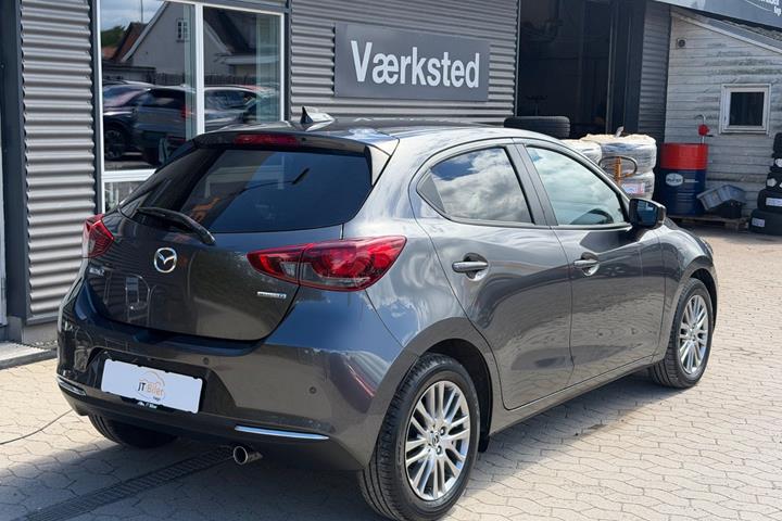 Grå Mazda 2 fra 2022