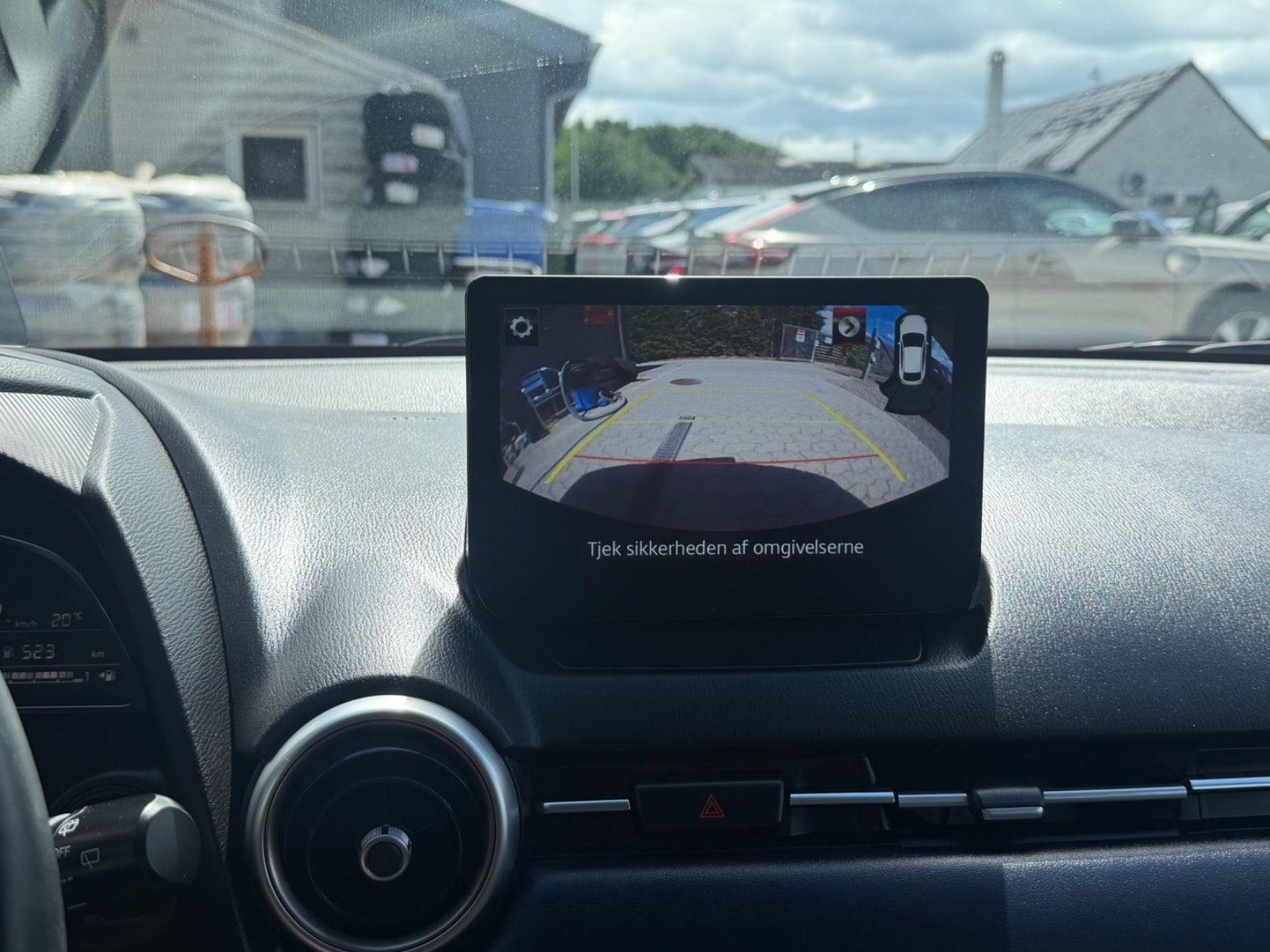 Grå Mazda 2 fra 2022
