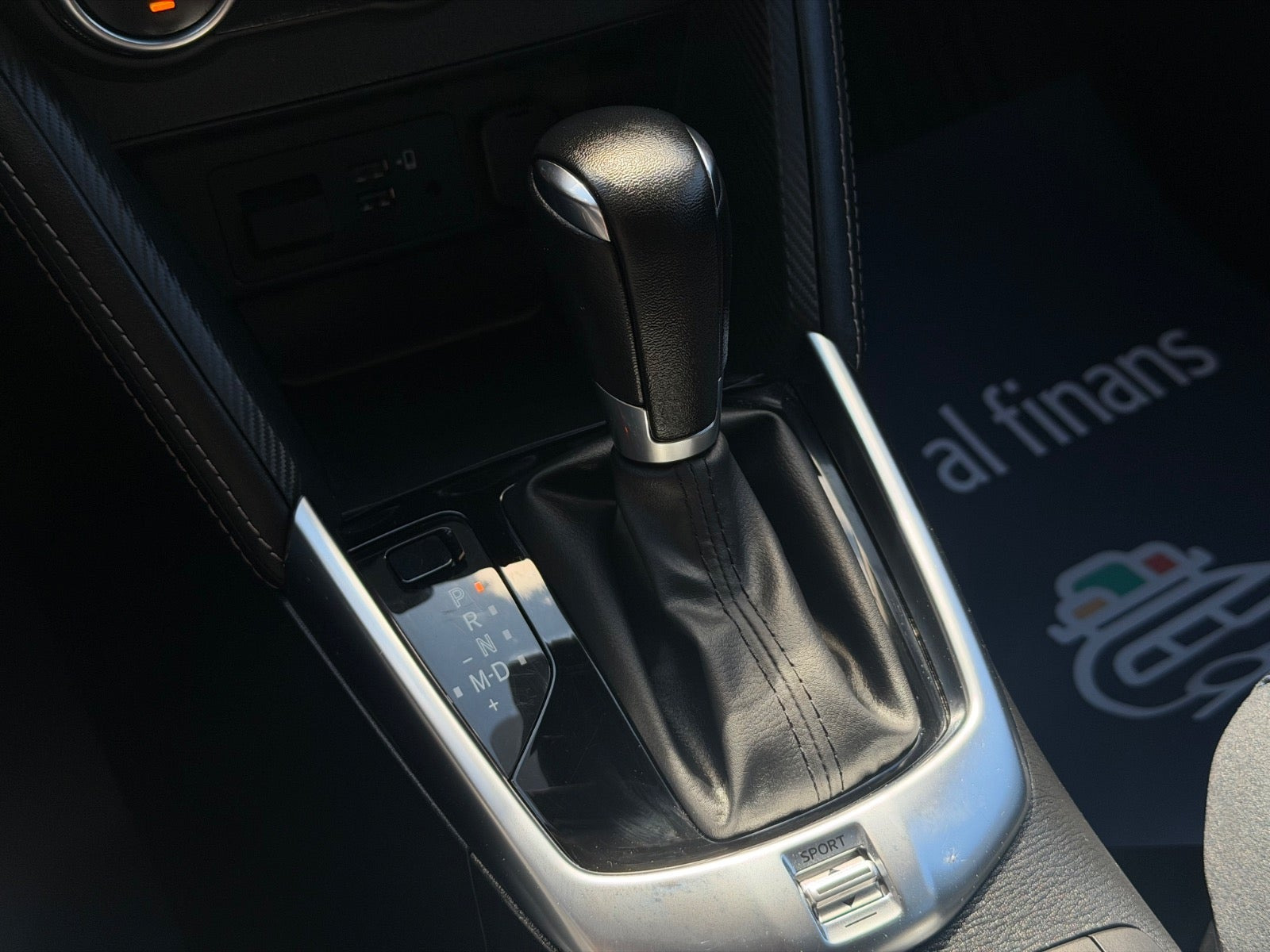 Grå Mazda 2 fra 2022