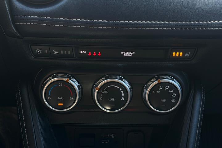 Grå Mazda 2 fra 2022