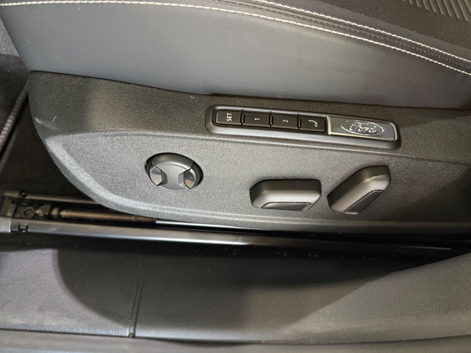 Blå Ford Explorer fra 2025