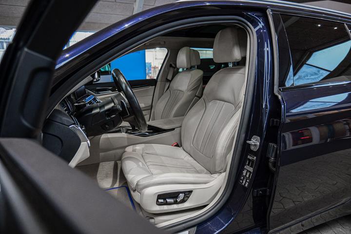 Blå BMW 530d fra 2019