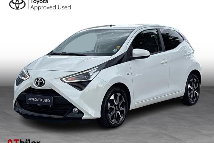 Hvid Toyota Aygo fra 2021 set udefra