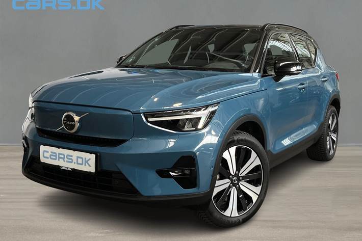 Blå Volvo XC40 fra 2022 set udefra