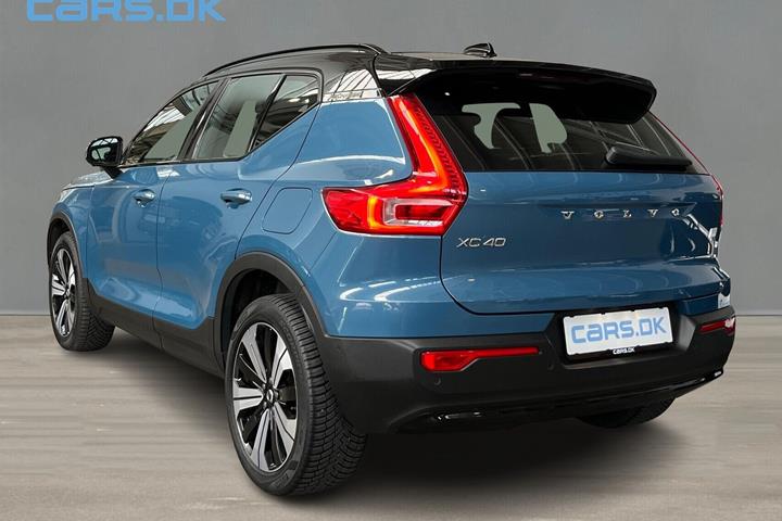 Blå Volvo XC40 fra 2022