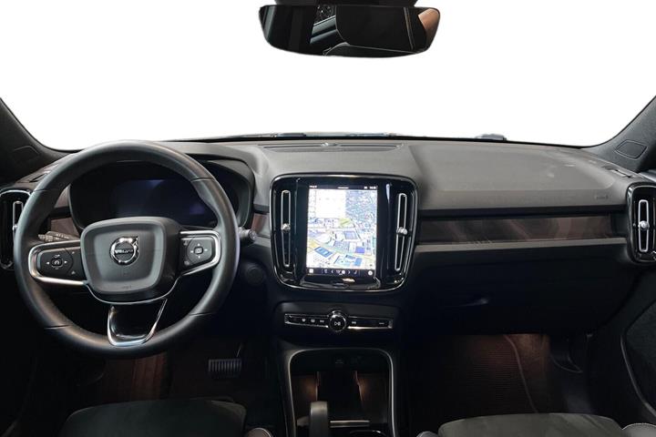 Blå Volvo XC40 fra 2022