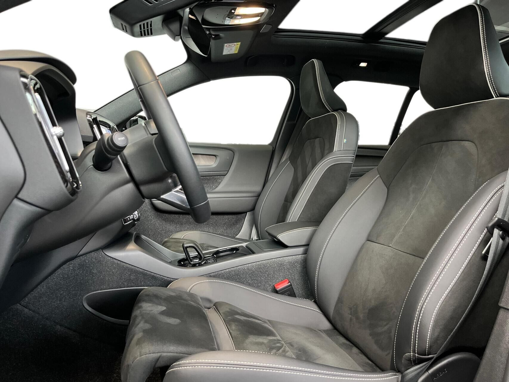 Blå Volvo XC40 fra 2022