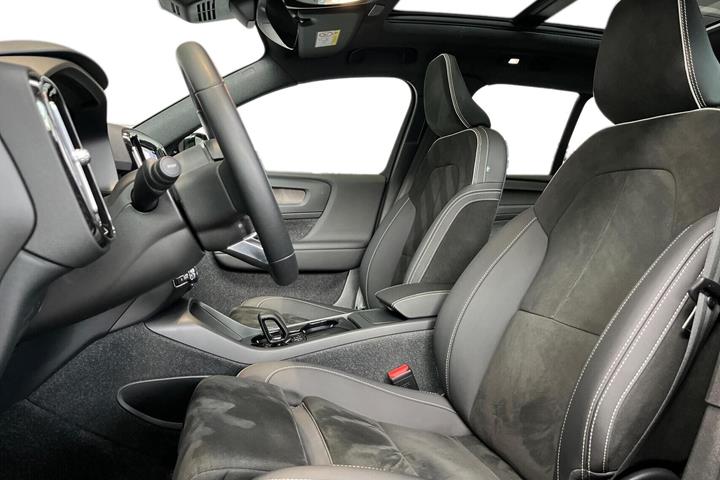 Blå Volvo XC40 fra 2022