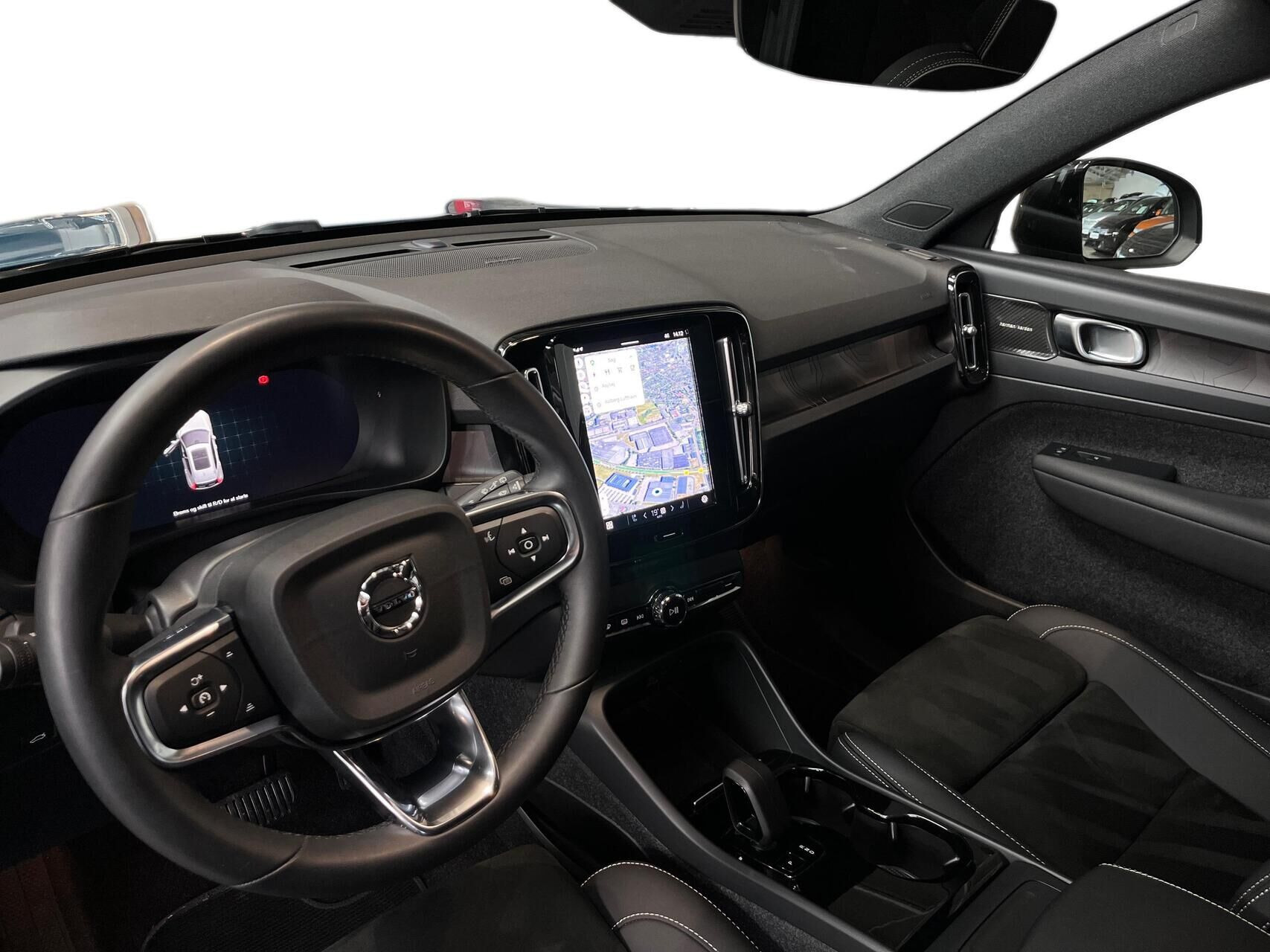 Blå Volvo XC40 fra 2022