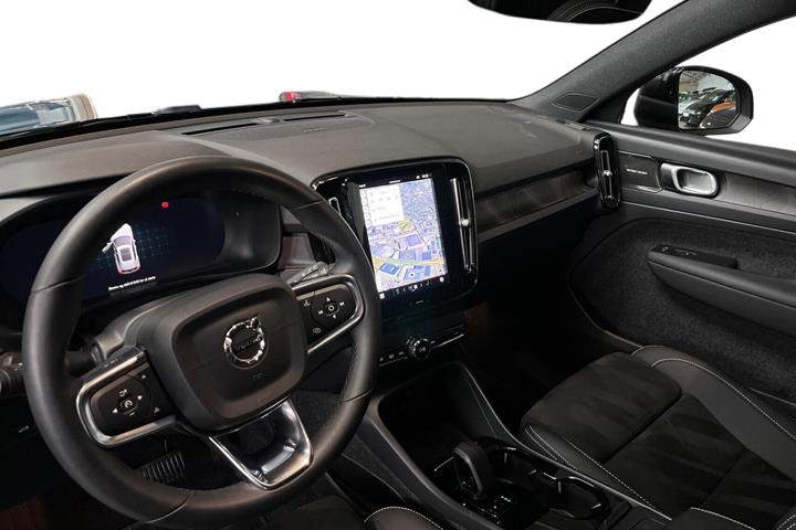 Blå Volvo XC40 fra 2022