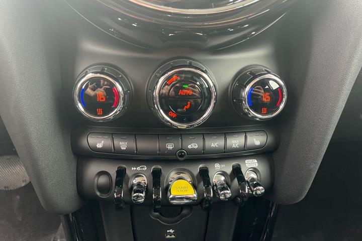 Grå Mini Cooper fra 2023