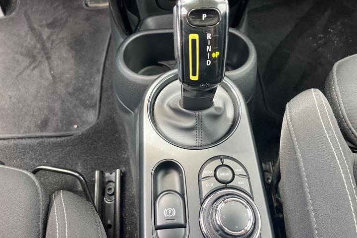 Grå Mini Cooper fra 2023