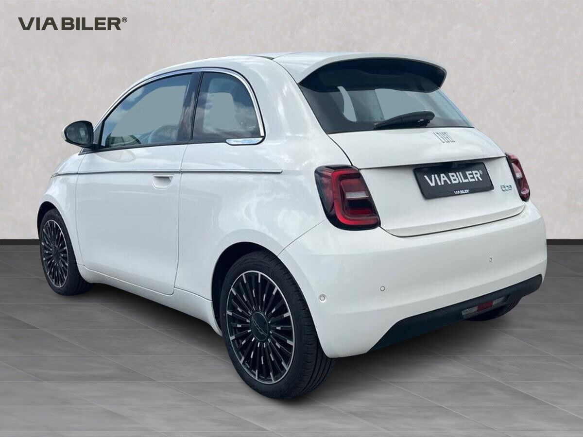 Grå Fiat 500e fra 2023