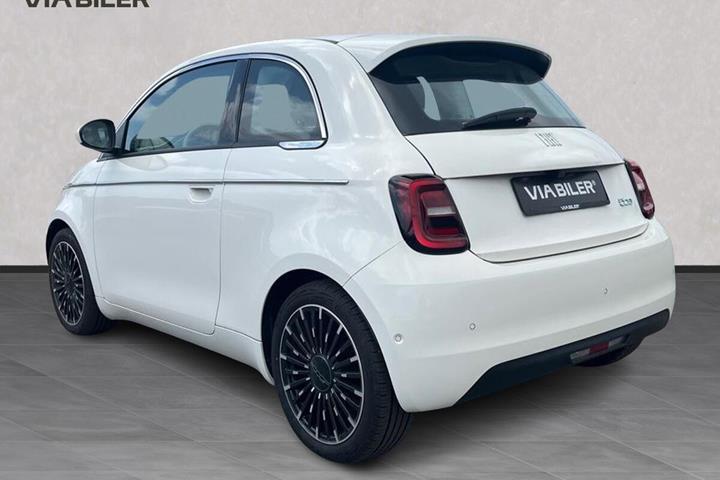 Grå Fiat 500e fra 2023
