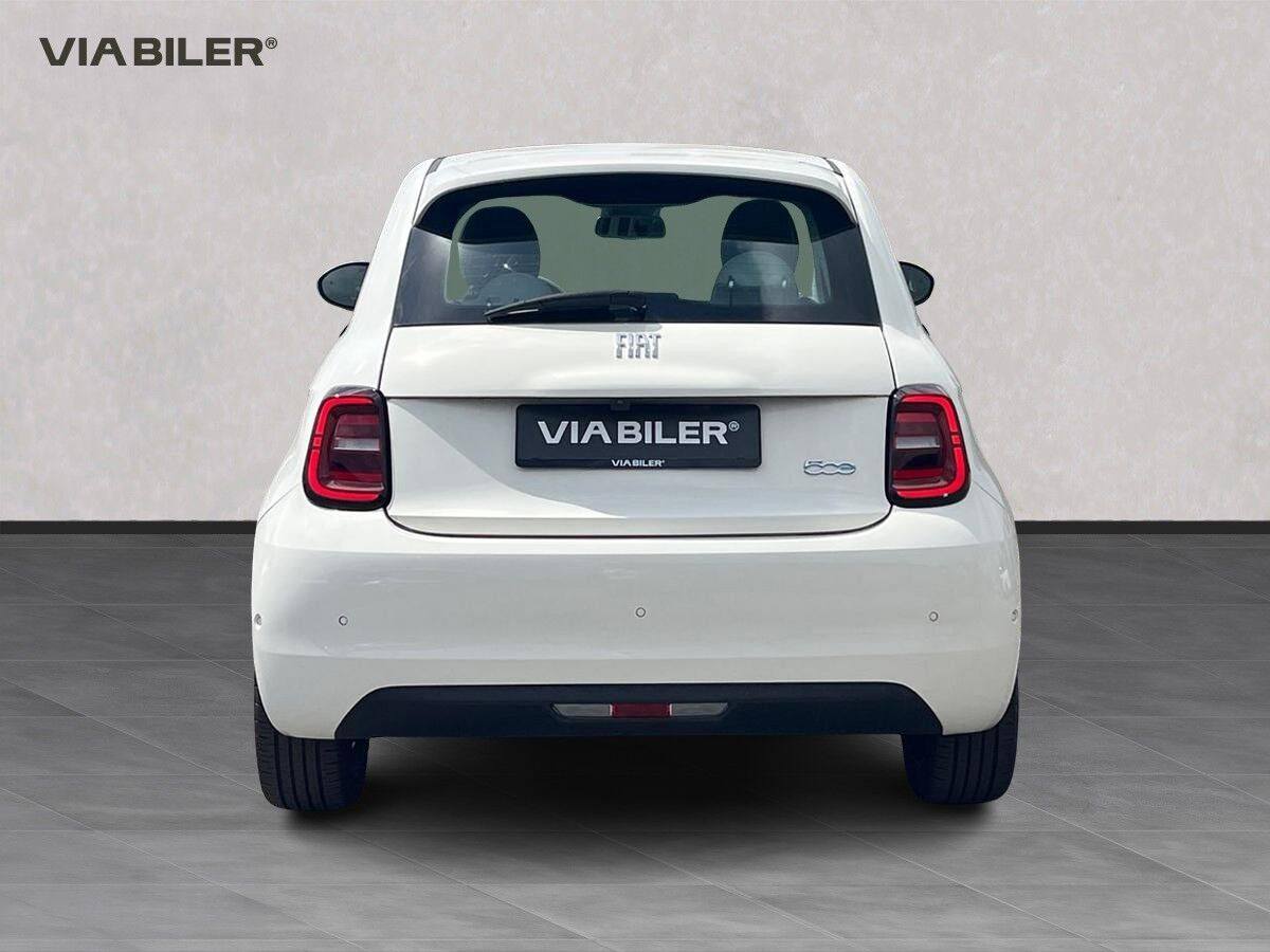 Grå Fiat 500e fra 2023