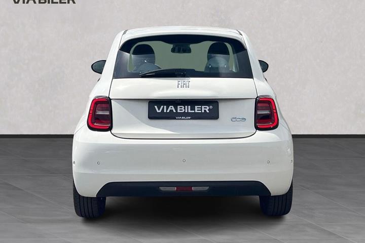 Grå Fiat 500e fra 2023