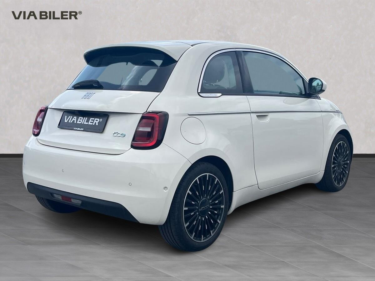 Grå Fiat 500e fra 2023