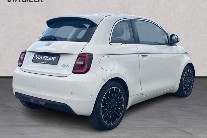 Grå Fiat 500e fra 2023