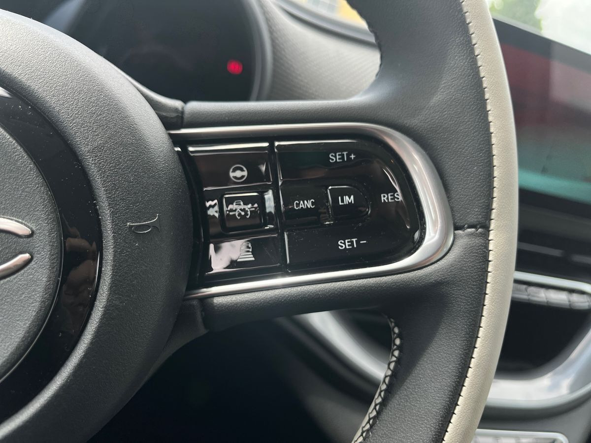 Grå Fiat 500e fra 2023