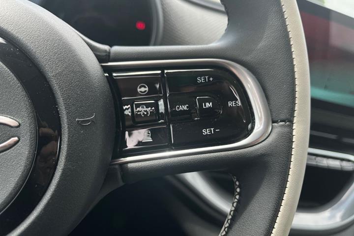Grå Fiat 500e fra 2023