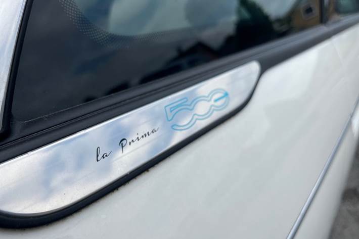 Grå Fiat 500e fra 2023