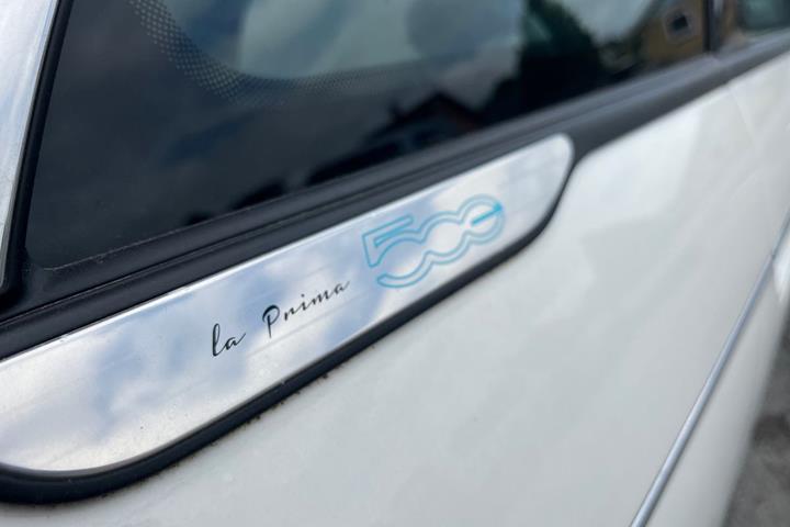 Grå Fiat 500e fra 2023