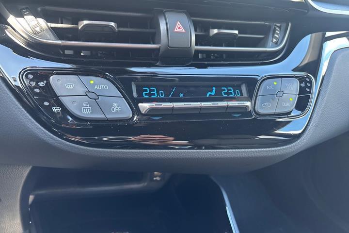 Grå Toyota C-HR fra 2020