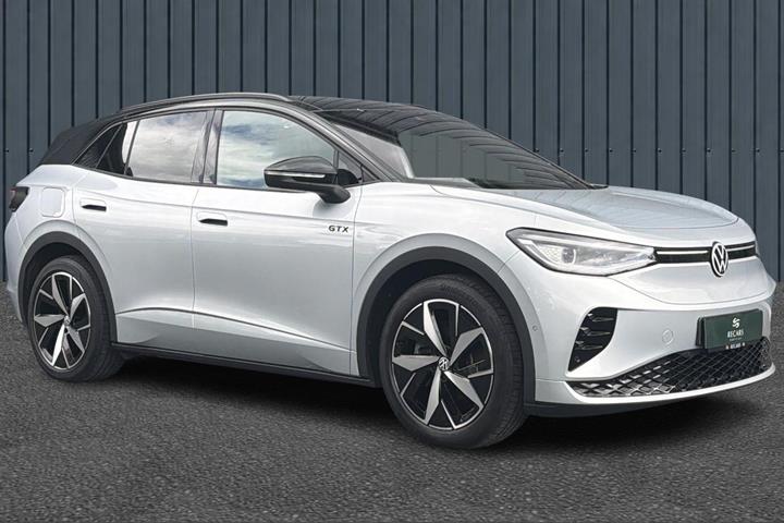 Sølv VW ID.4 fra 2023 set udefra