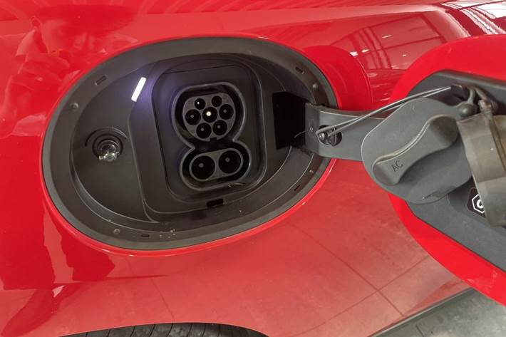 Rød Mini Cooper SE fra 2024