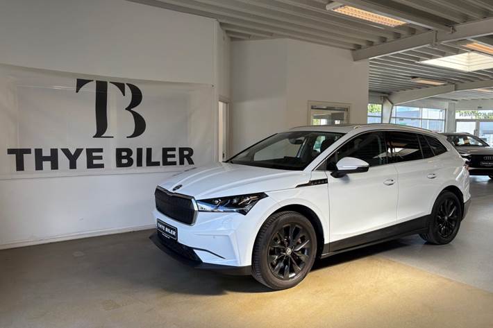 Hvid Skoda Enyaq fra 2023 set udefra