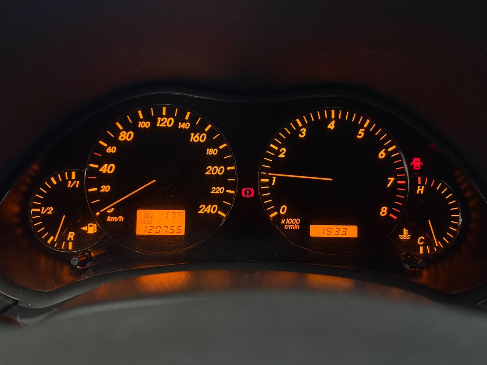 Grøn Toyota Avensis fra 2003