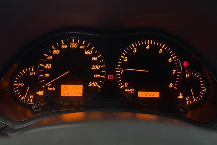 Grøn Toyota Avensis fra 2003