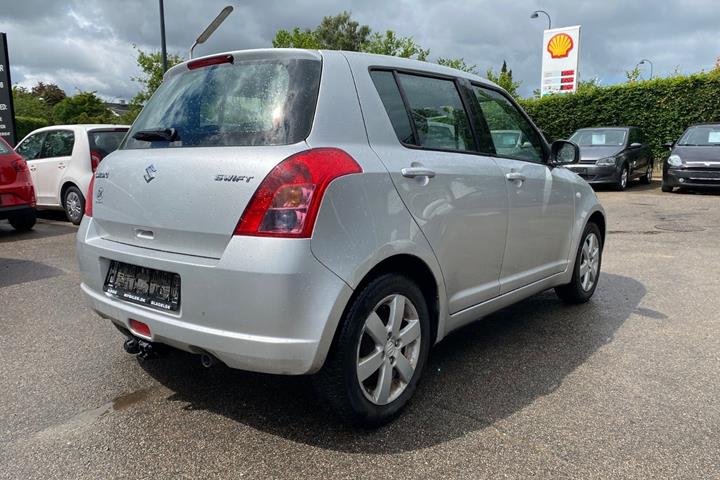 Sølv Suzuki Swift fra 2009