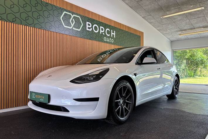 Hvid Tesla Model 3 fra 2021 set udefra