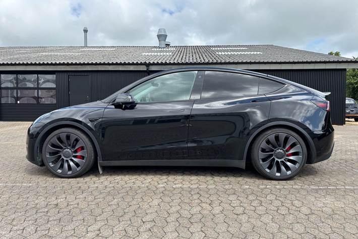 Sort Tesla Model Y fra 2022