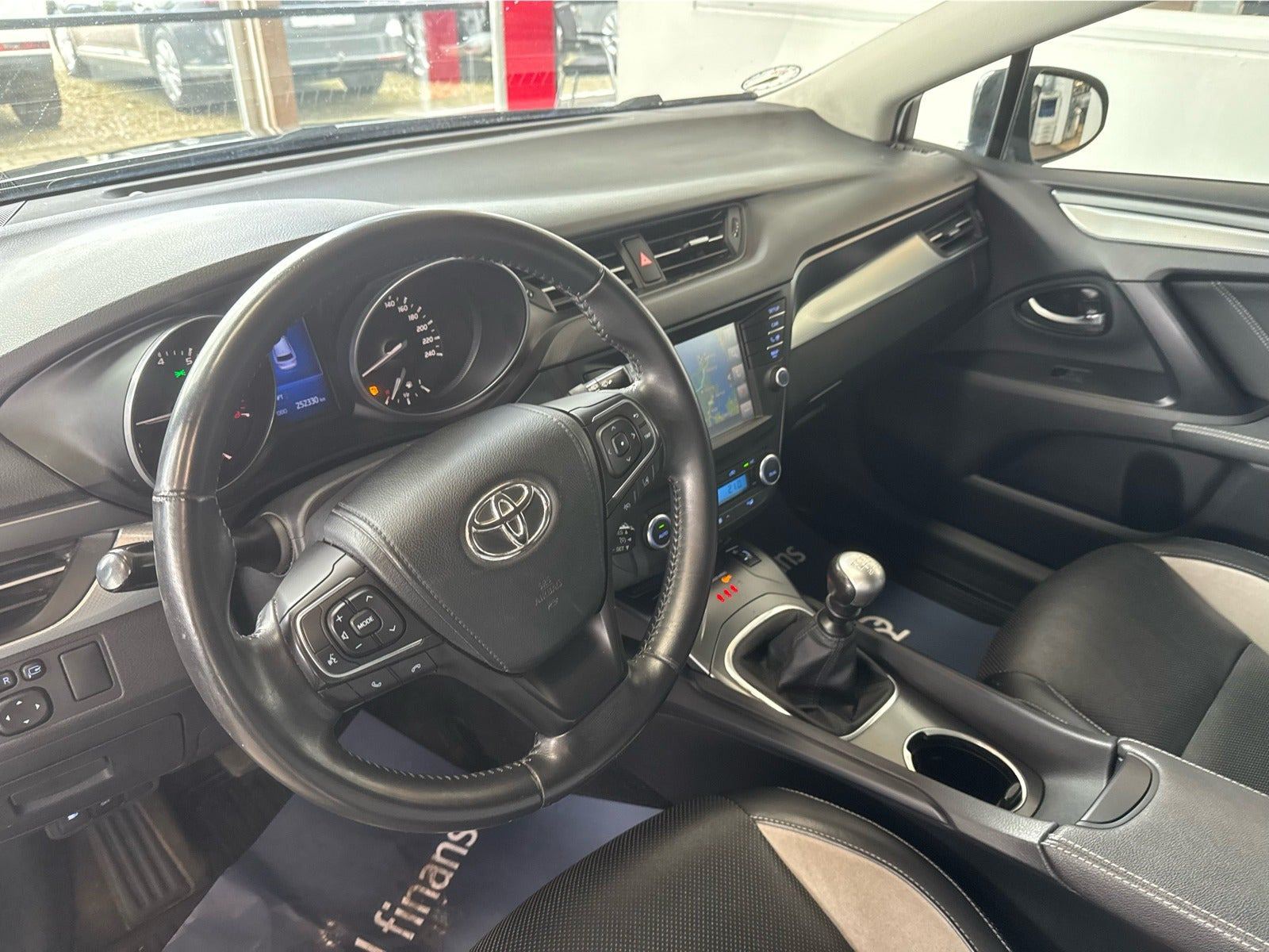 undefined Toyota Avensis fra 2016