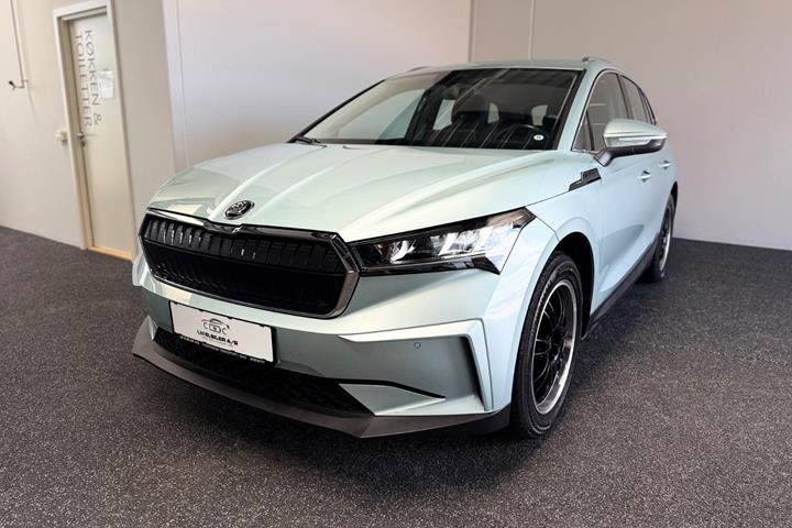 Grøn Skoda Enyaq fra 2023 set udefra