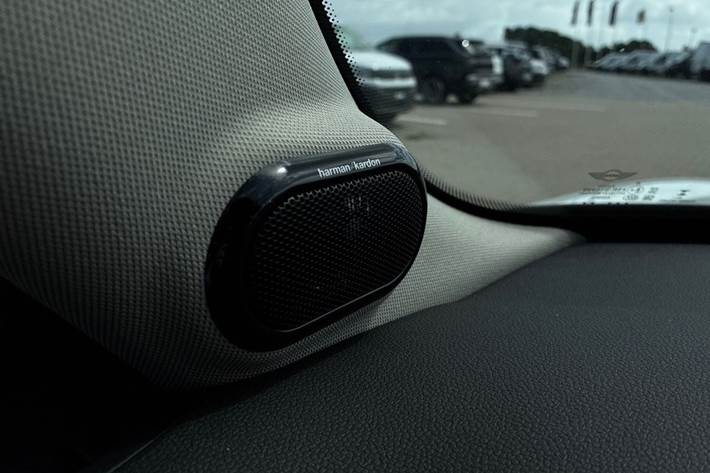 Hvid Mini Cooper SE fra 2023