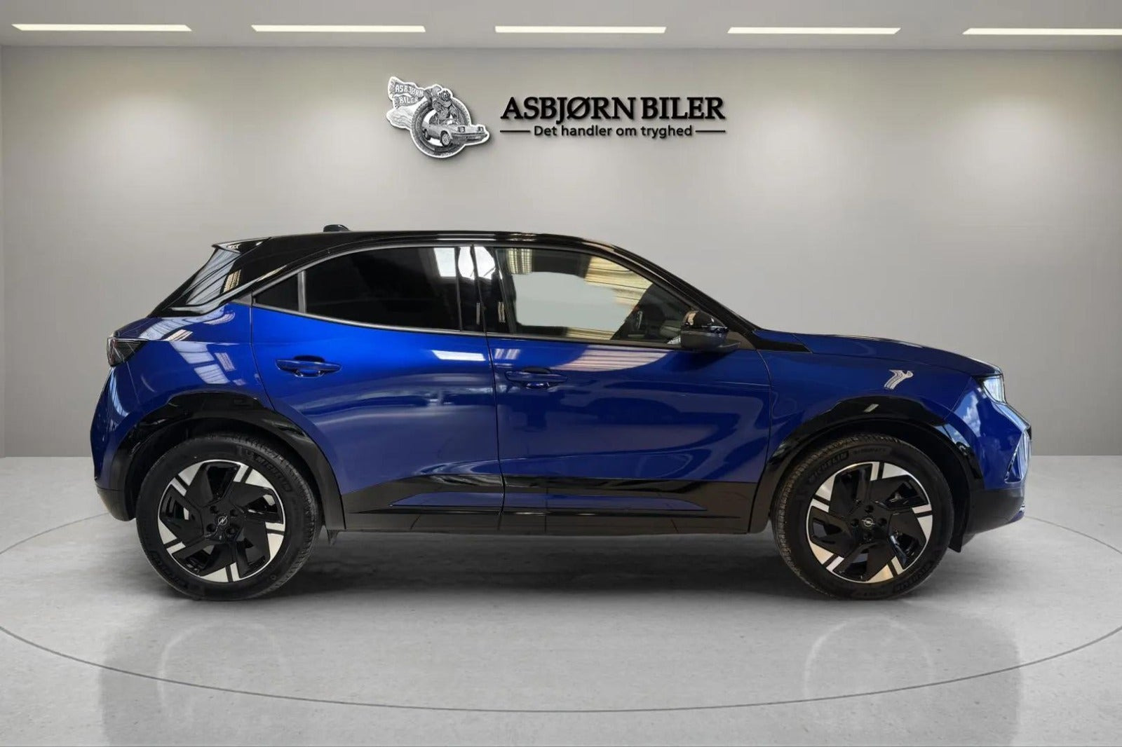 Blå Opel Mokka-e fra 2025