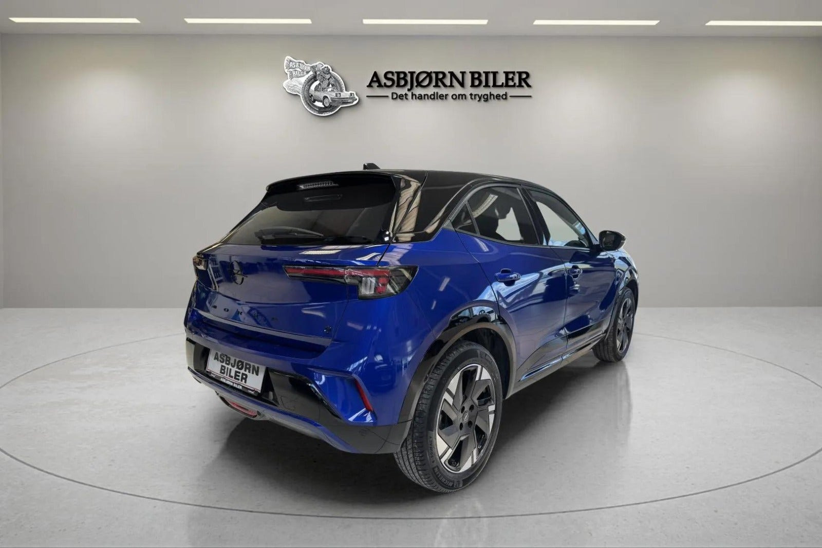Blå Opel Mokka-e fra 2025