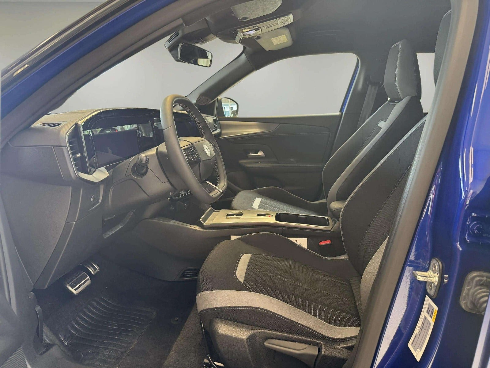 Blå Opel Mokka-e fra 2025